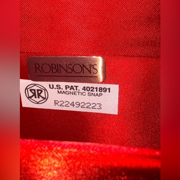 Beautiful Robinson Elegant Red Satin Evening bag with Bow Detail - Picture 5 of 10
